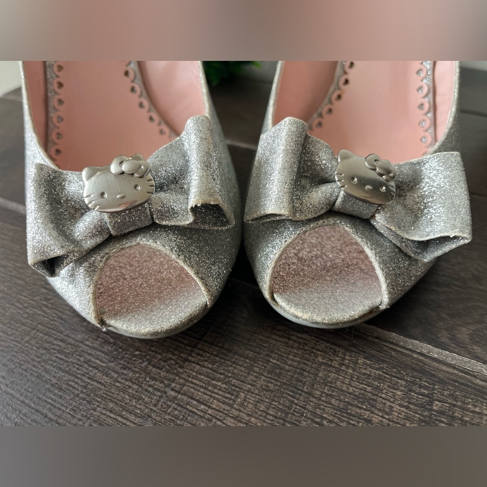 Hello Kitty Glittery Silver Bow Heels Peep Toe Charms Size 9 - Picture 2 of 13